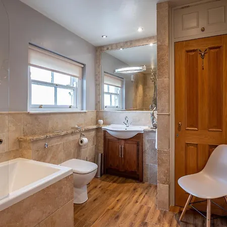 Holiday home Harelands