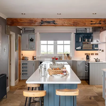 Holiday home Harelands